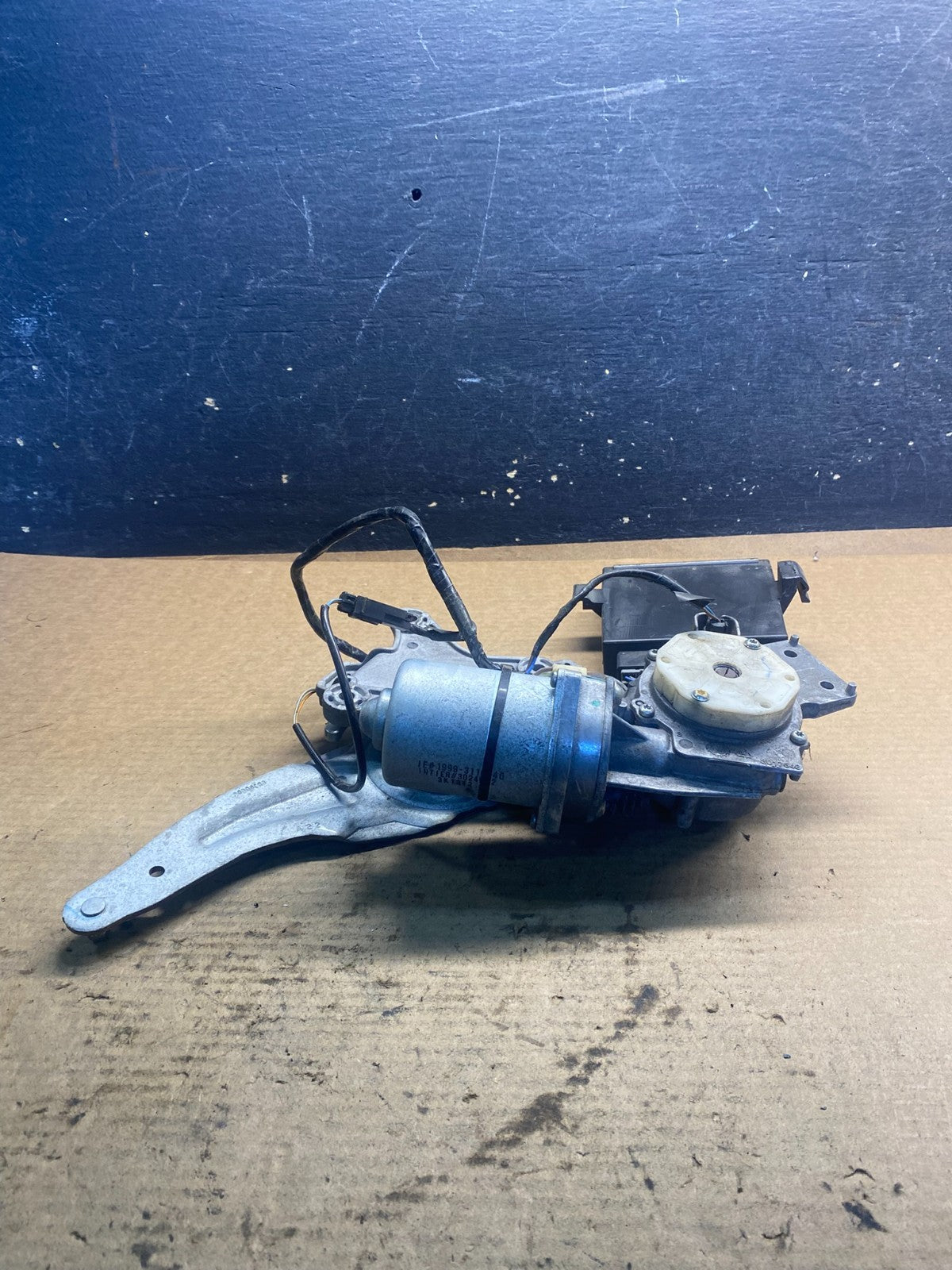 2009 to 2016 GMC Acadia Rear Trunk Liftgate Power Motor Actuator OEM AA0738 DG2