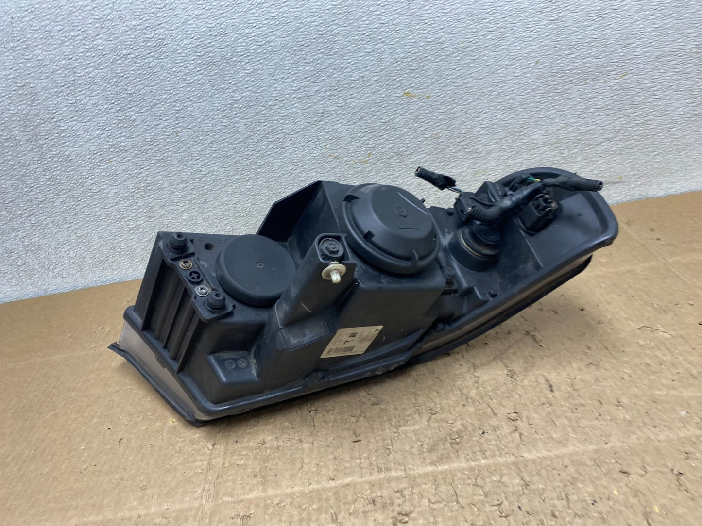2005 to 2009 Saab 9-7X Left Driver LH Side Halogen Headlight OEM Z1229 DW4