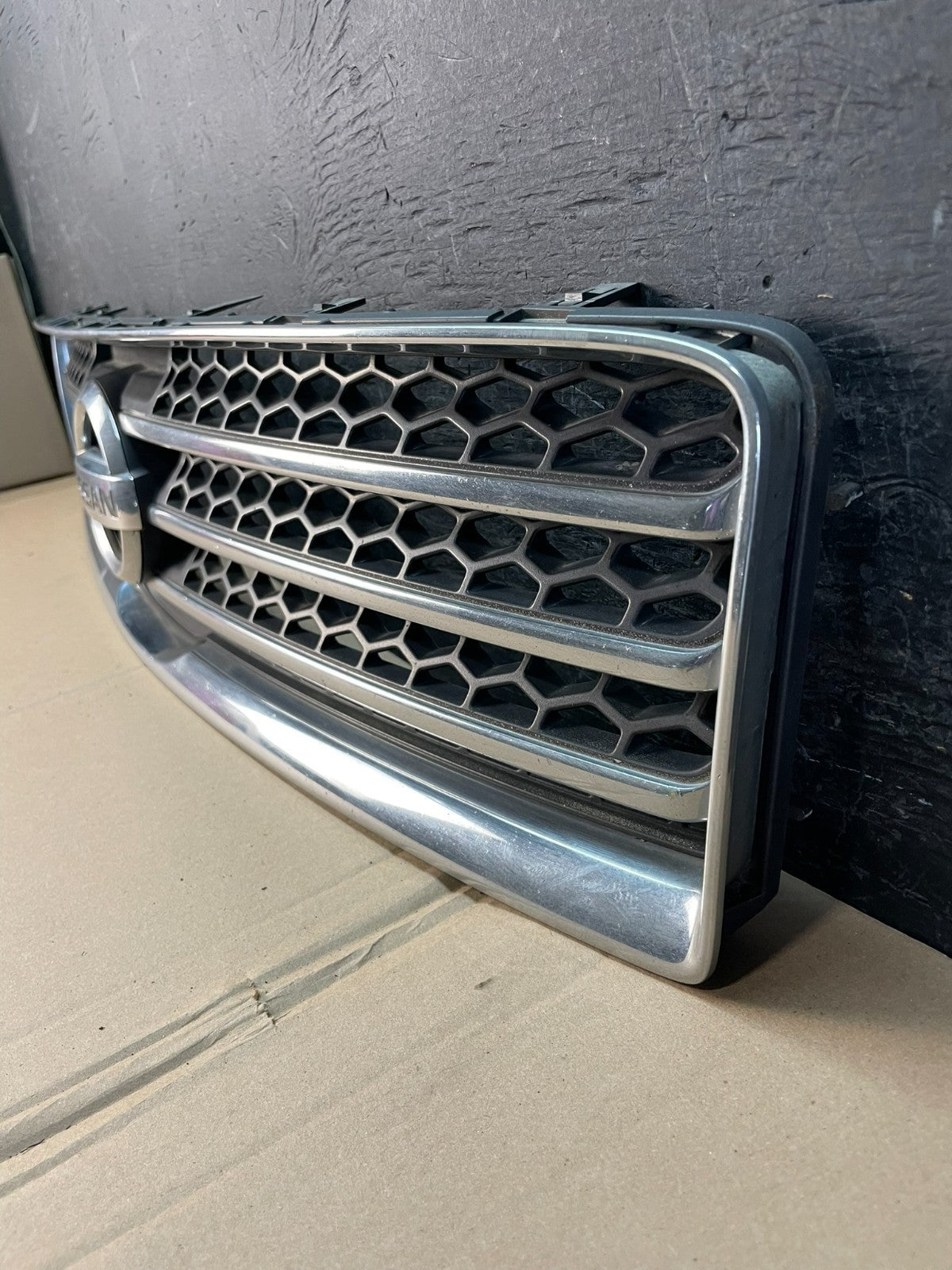2009 to 2011 Nissan Maxima Front Upper Grill Grille 62070-9N00A AD8318 DG1