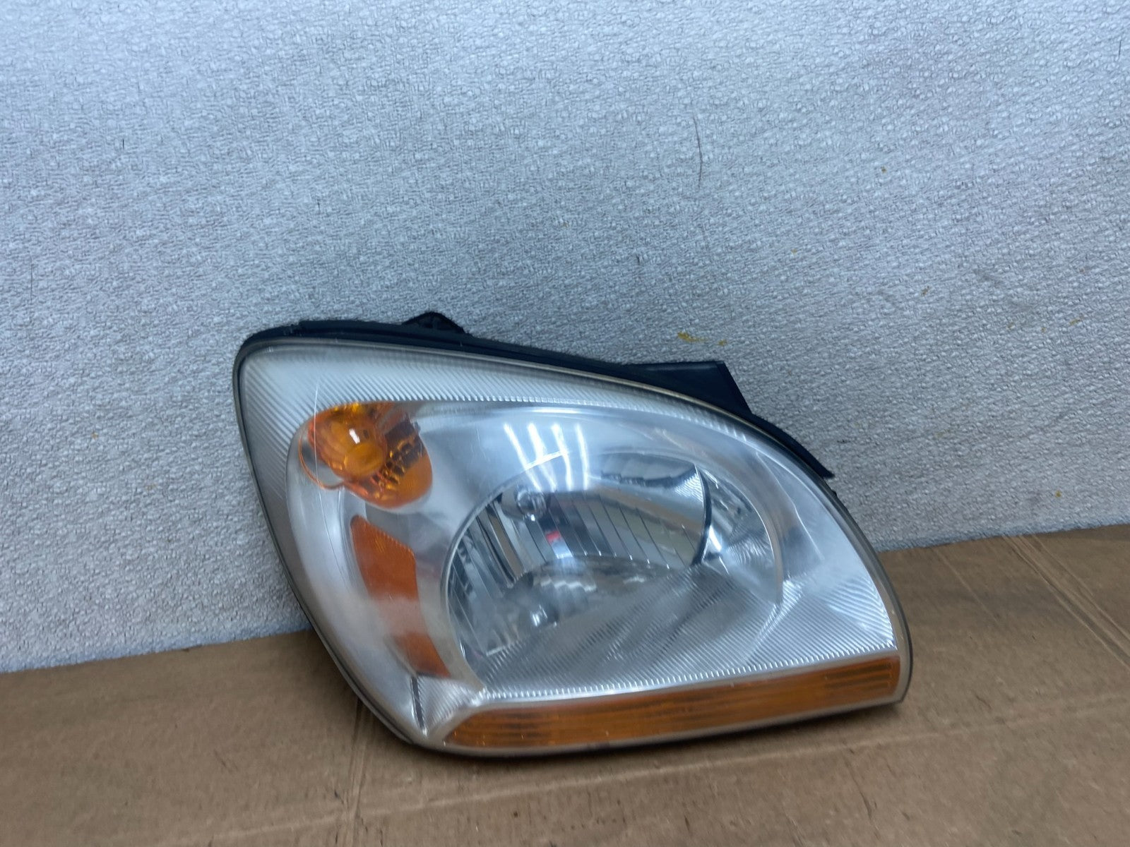 2005 to 2006 Kia Sportage Right Passenger RH Halogen Headlight OEM Y5592 DW0