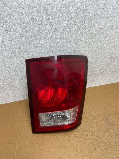 2007 2008 2009 2010 Jeep Grand Cherokee Right Passenger Tail Light AE0575 LK2