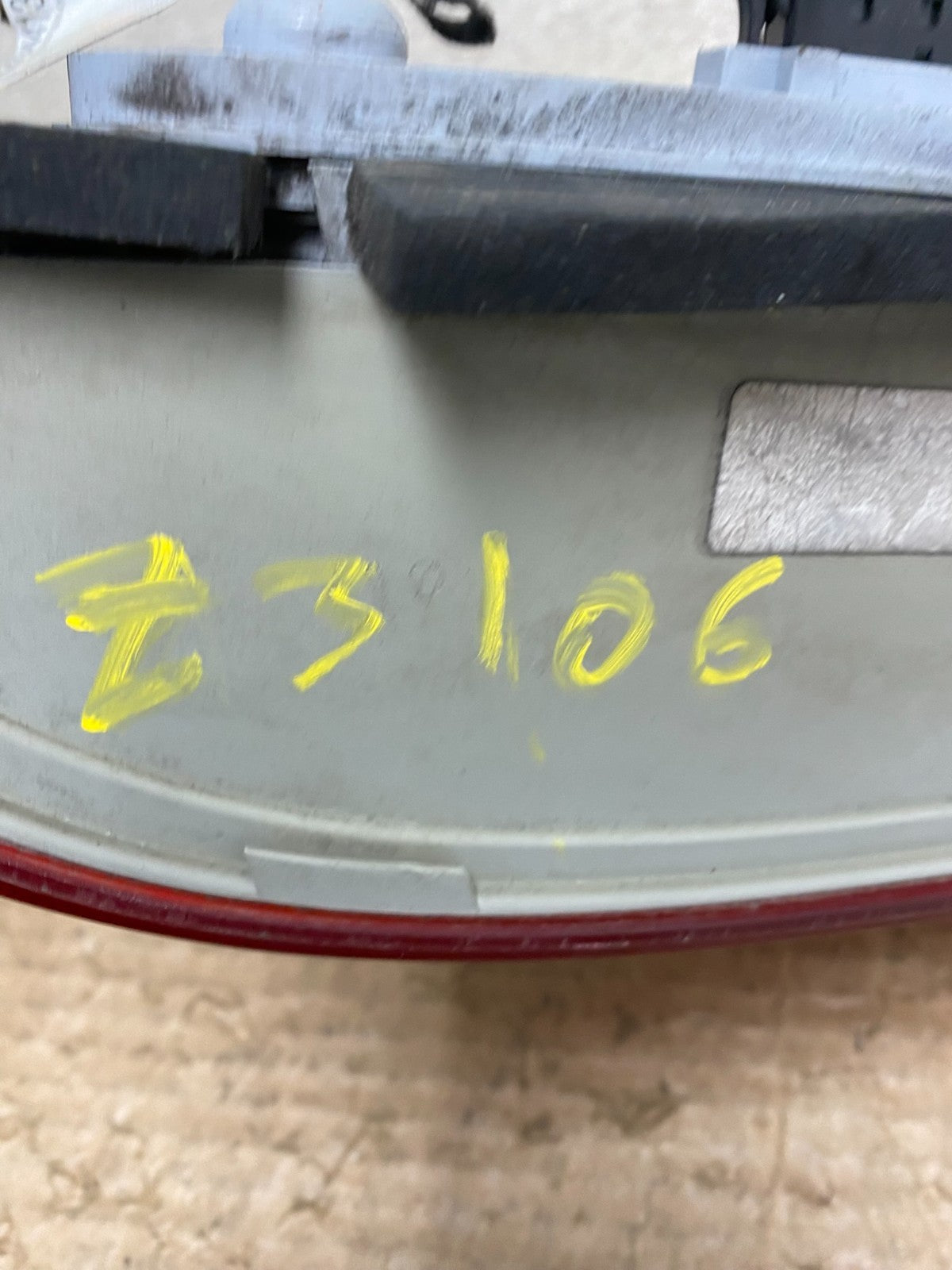 2001-2004 Mercedes-Benz C230 C240 W203 C-Class Right Passenger Tail Light Z31067