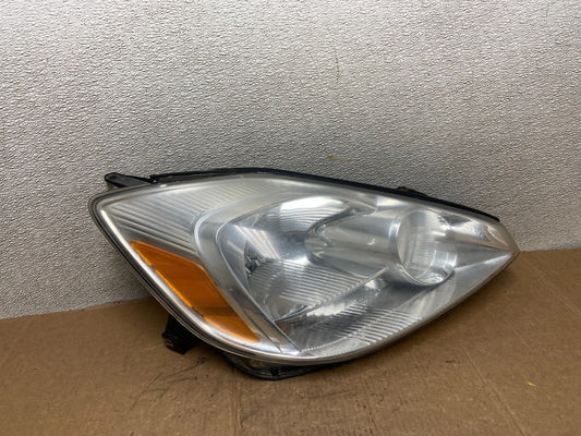 2004-2005 Toyota Sienna Right Passenger Halogen Headlight OEM AA1611 DW0