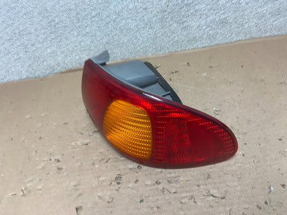 1998 1999 2000 Toyota Corolla Right Passenger Side Tail light OEM AB0807 LK1