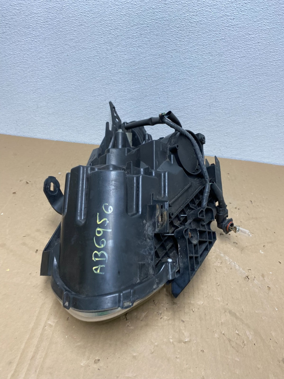 2009-2013 Nissan Rogue Right Passenger Halogen Headlight OEM AB6956 DW9