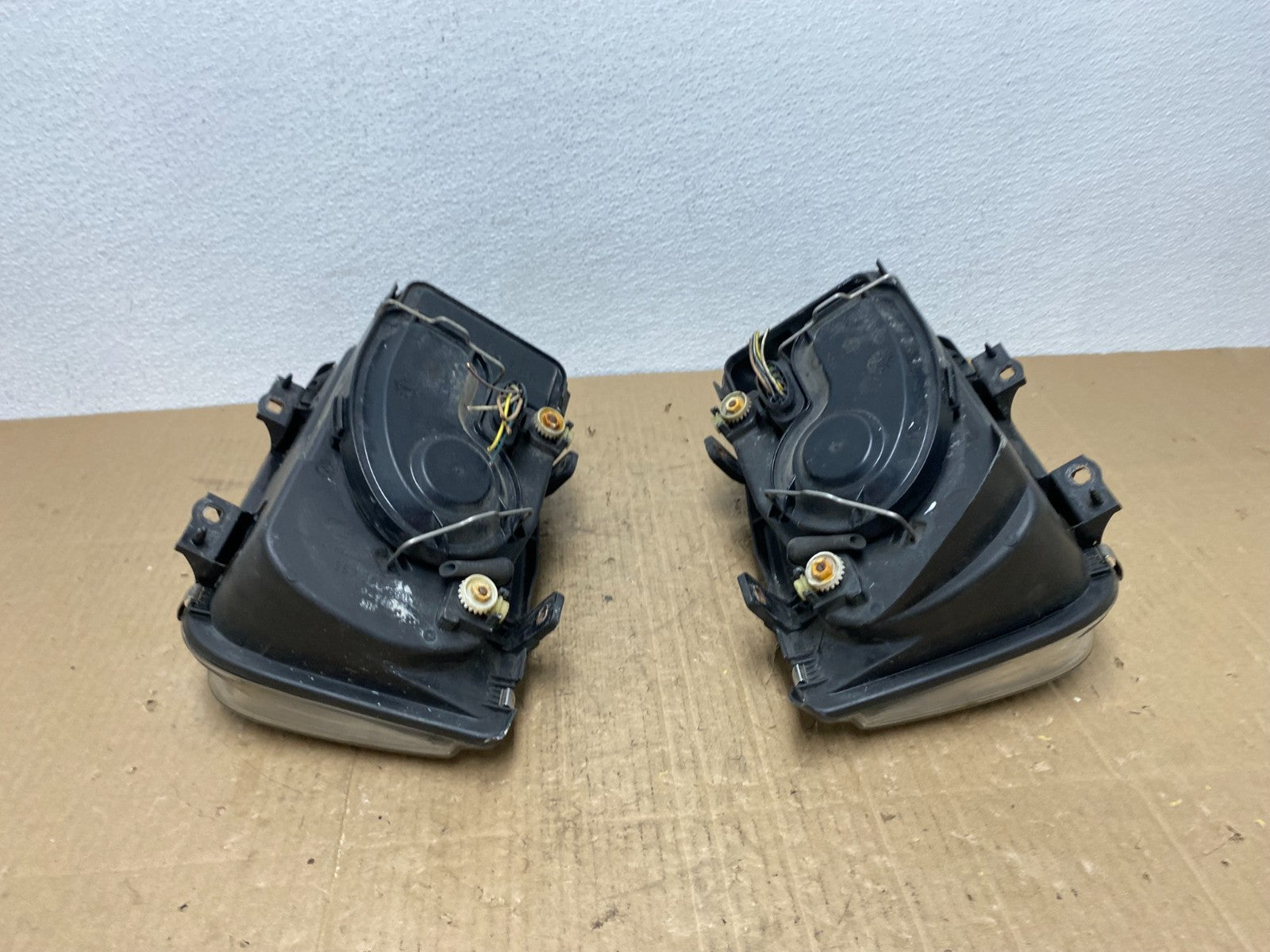 2002 to 2004 Volkswagen Jetta Left+Right Headlights AB8440 DW9