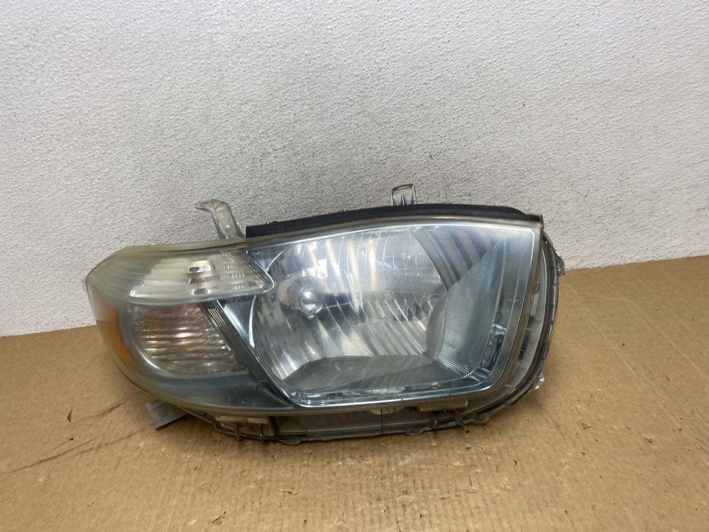 2008-2010 Toyota Highlander Hybrid Right Passenger Blue Headlight AG0557 DW0