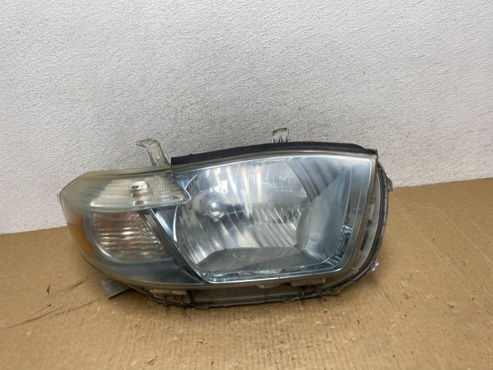 2008-2010 Toyota Highlander Hybrid Right Passenger Blue Headlight AG0557 DW0