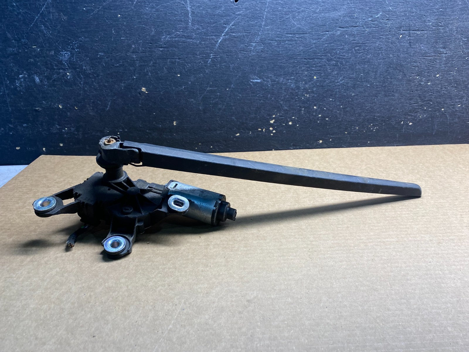 2007 to 2015 Audi Q7 Rear Windshield Washer Wiper Motor Z9030 DG1