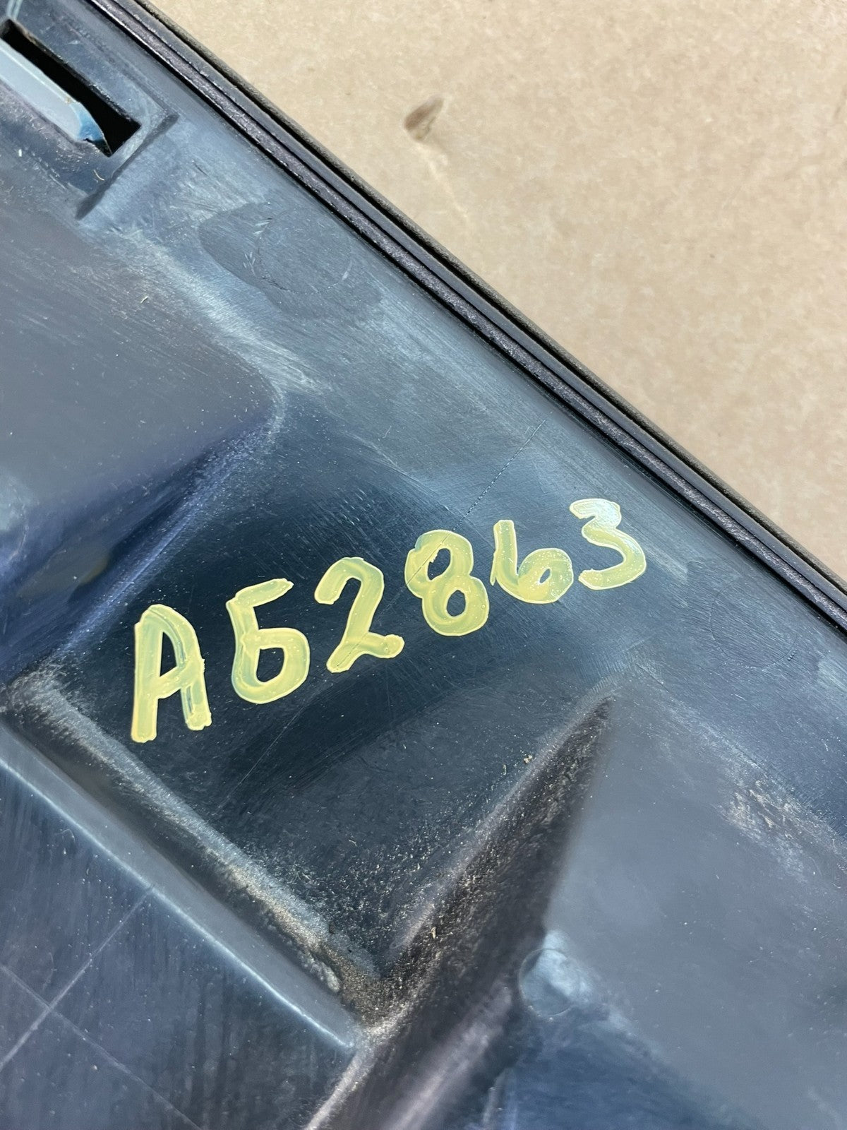1995 1996 Toyota Camry Center Trunk Rear Tail Light AG2863 DG6