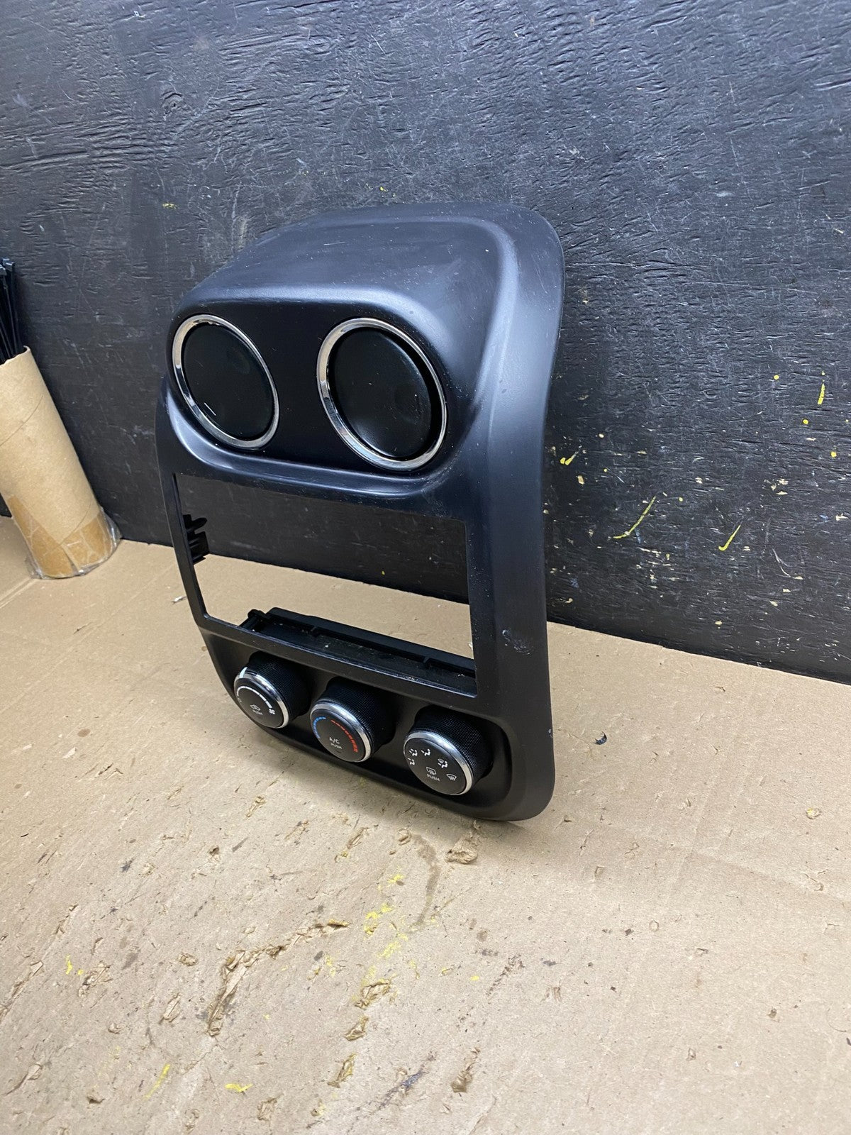 2011 to 2017 Jeep Compass Dash Climate Temperature Control Radio Bezel U5215 DG2