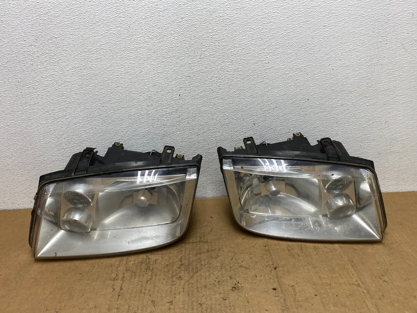 2002 to 2004 Volkswagen Jetta Left+Right Headlights AD0463 DW0