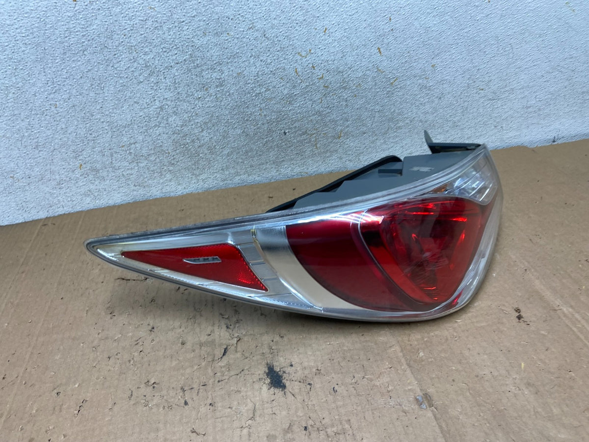 2011 - 2015 Hyundai Sonata Hybrid Left Driver LH Tail Light AI9152 LK2