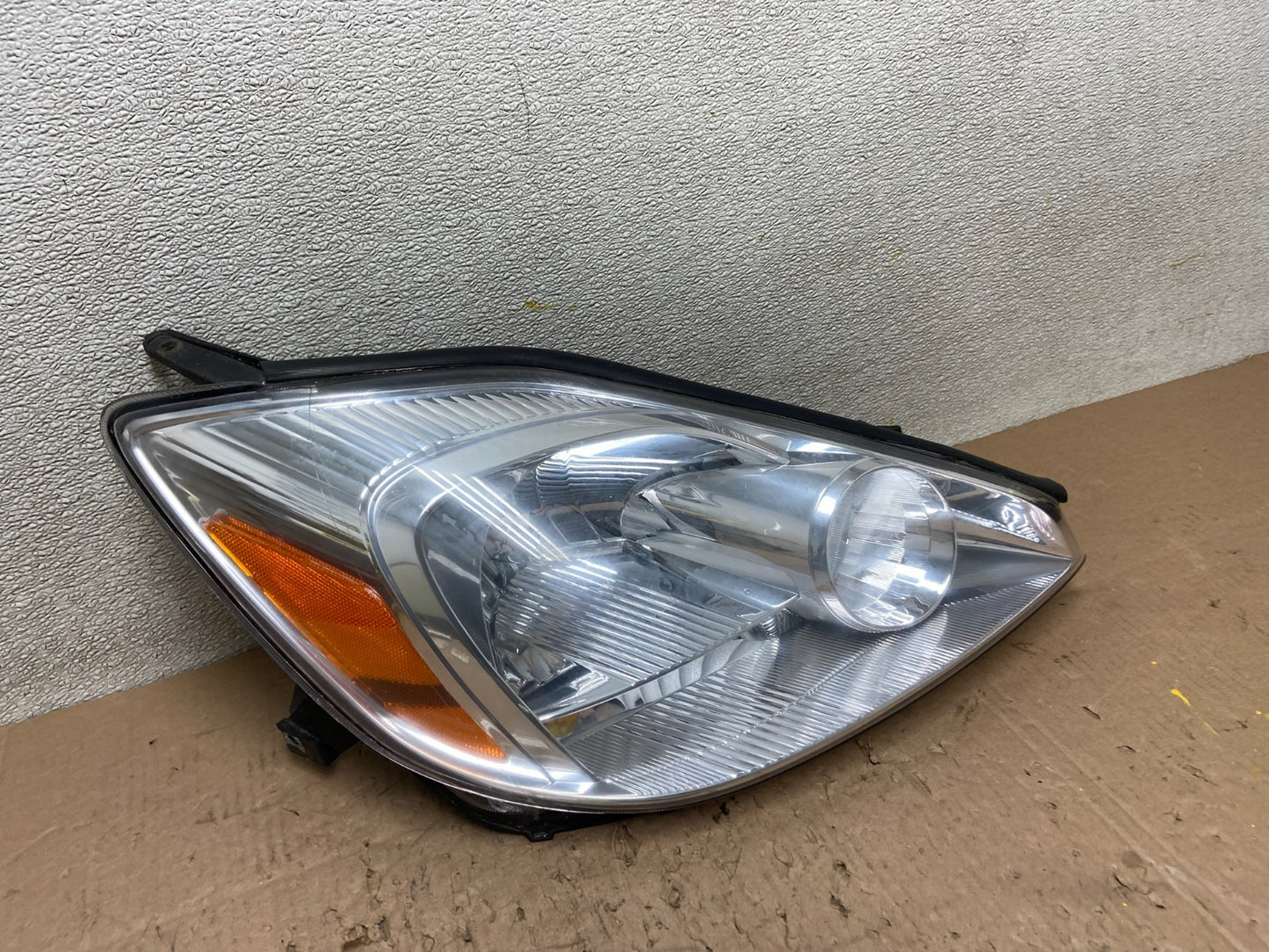 2004-2005 Toyota Sienna Right Passenger Halogen Headlight TYC Y0341 DW2