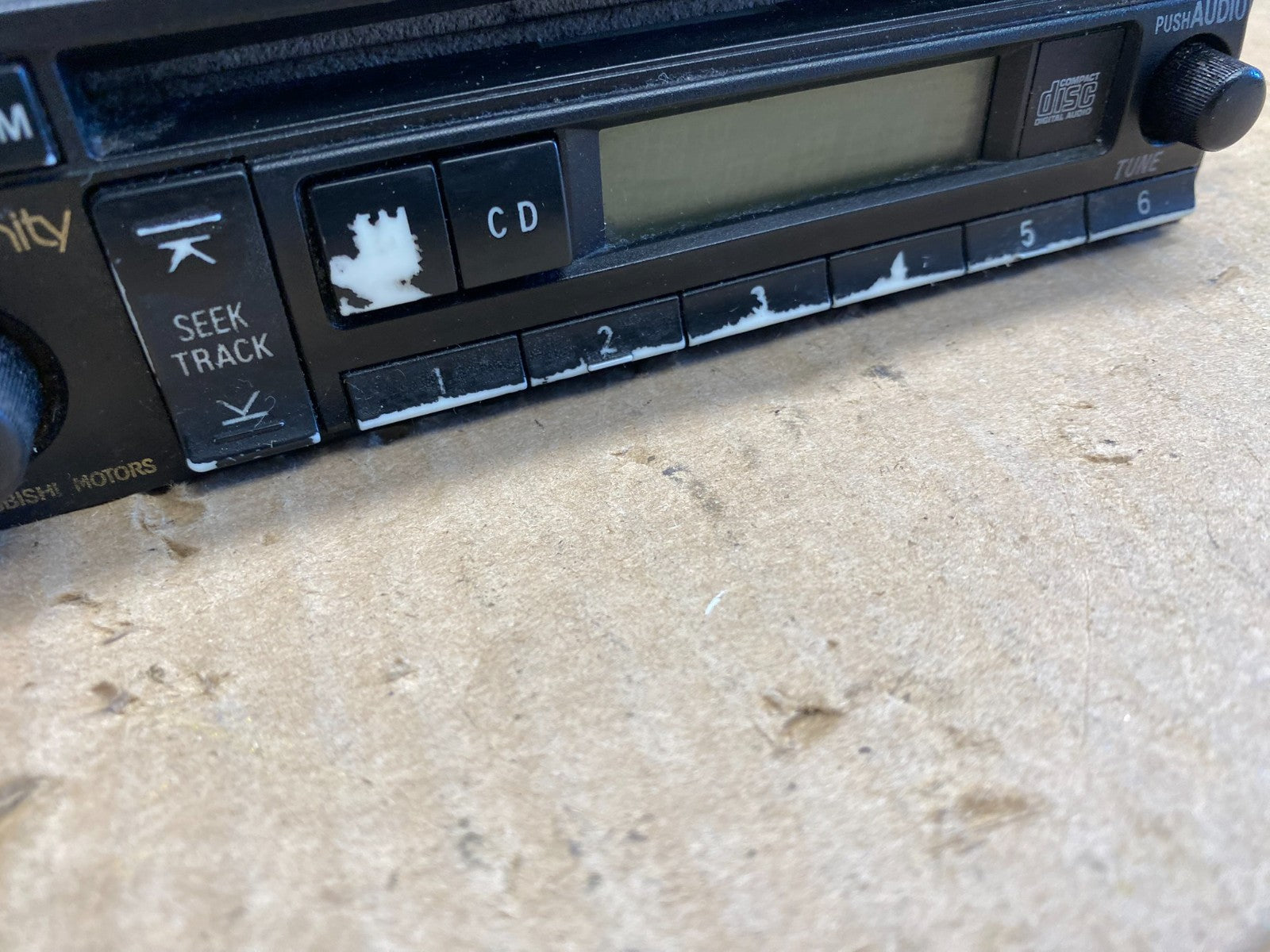 2004 to 2006 Mitsubishi Montero Audio Equipment Radio Receiver AB95241