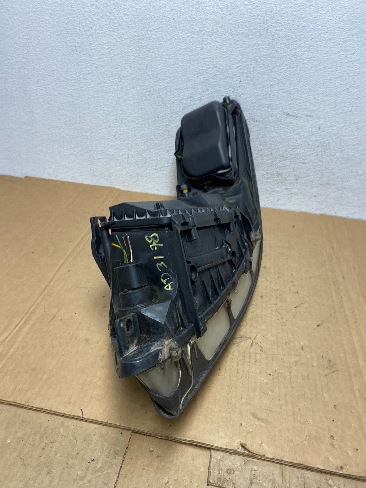 2005 to 2011 Lincoln Town Car Right Passenger Rh Side Headlight AD3178 DW9