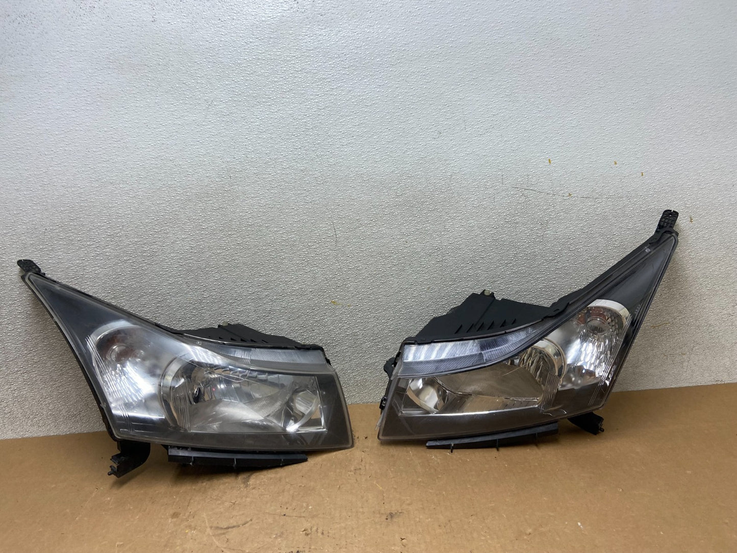2011 to 2015 Chevrolet Cruze Halogen Left+Right Set Headlights Z7066 DW0