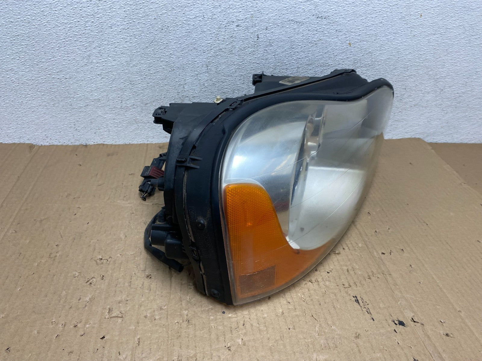 2003 to 2006 Volvo XC90 Right Passenger Rh Side Headlight Xenon AE9011 DW2