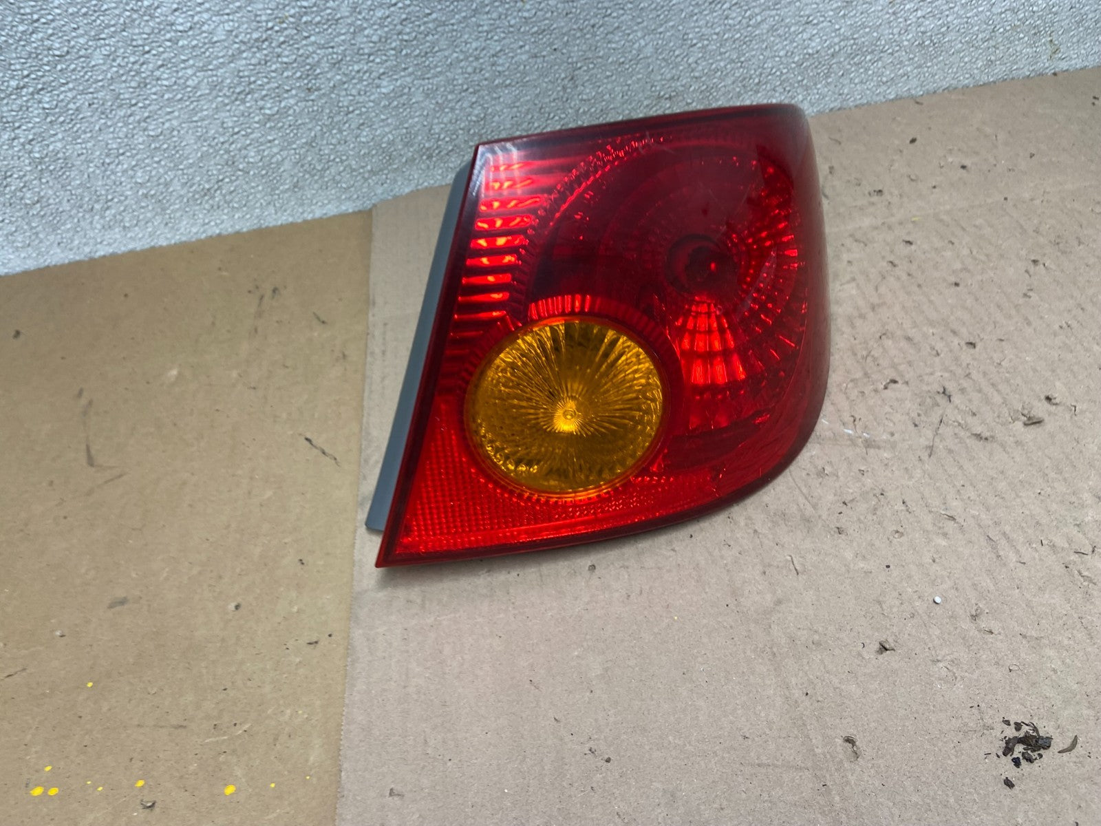 2003 to 2005 Toyota Corolla Right Passenger RH Side Tail Light Oem AA0411 DW2