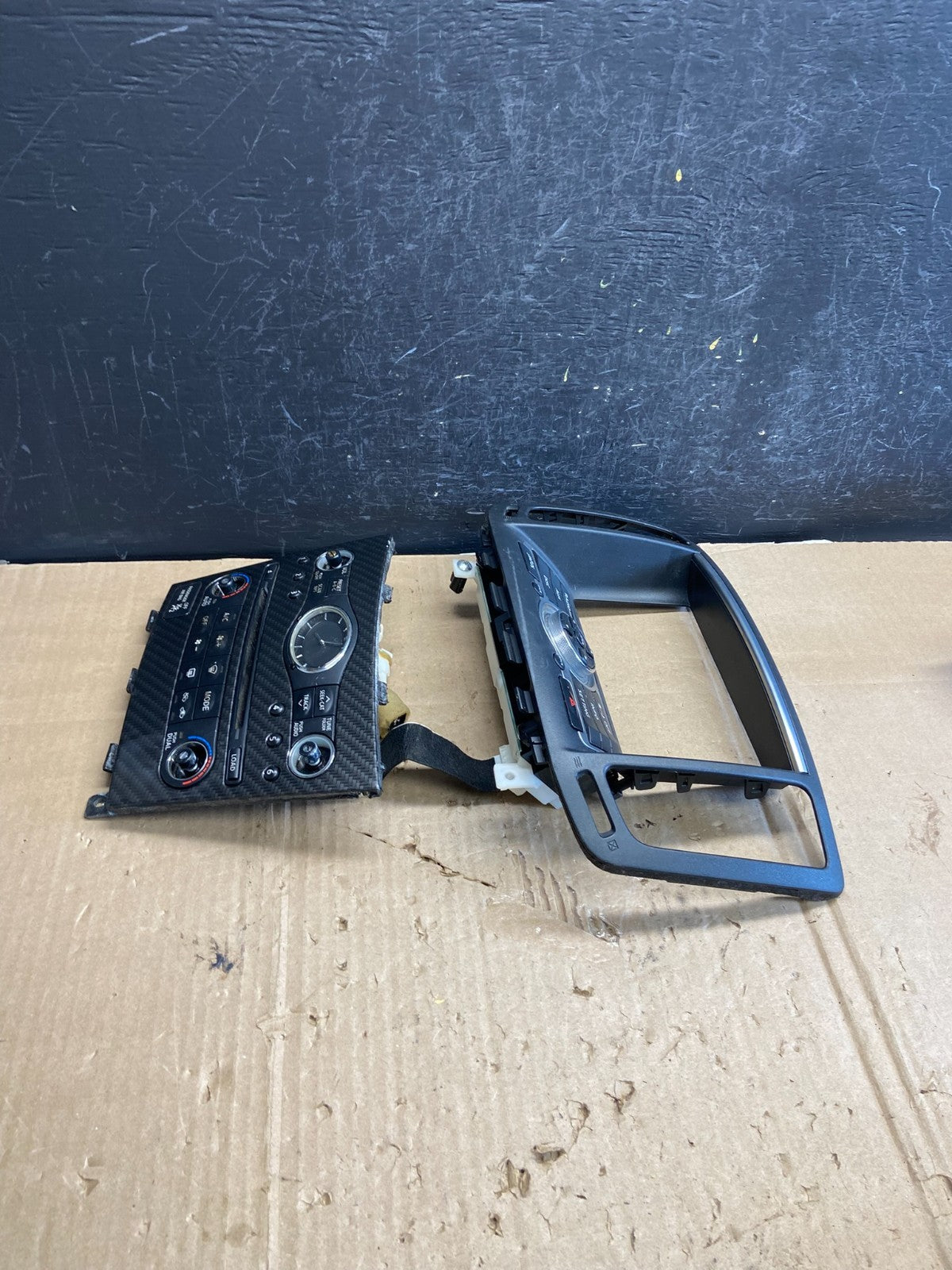 2010 to 2013 Infiniti G37 Radio Player Climate Control Panel Bezel AE1827 DG2