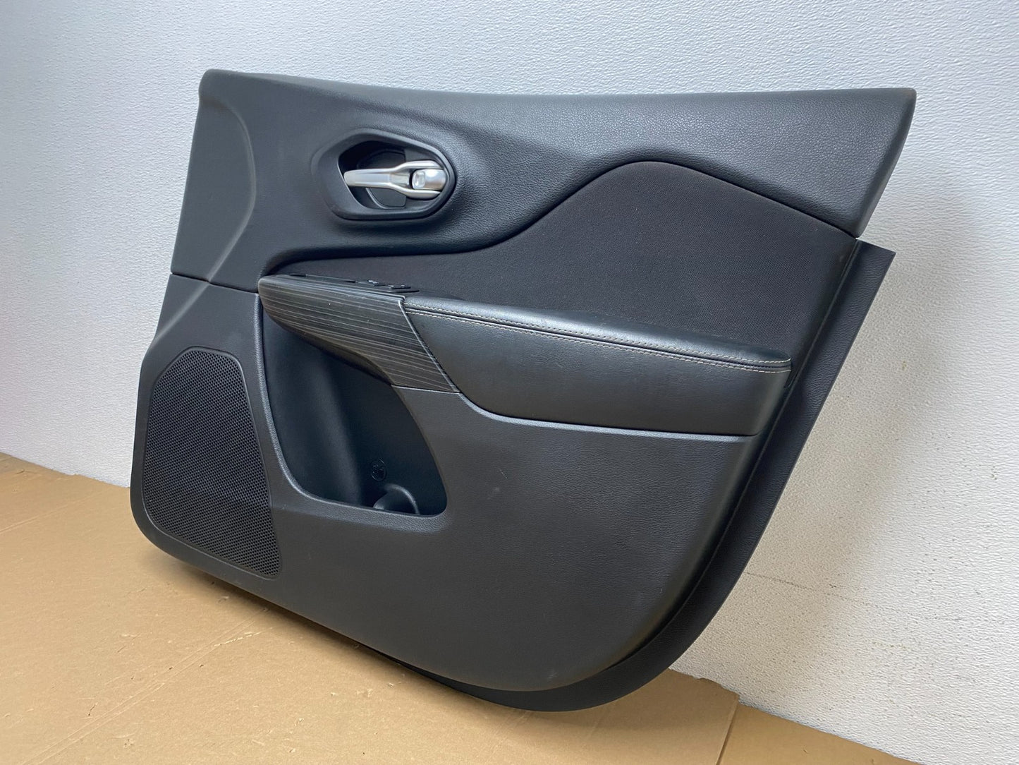 2014 to 2022 Jeep Cherokee Front Right Passenger Side Panel Door AD7864 DG1