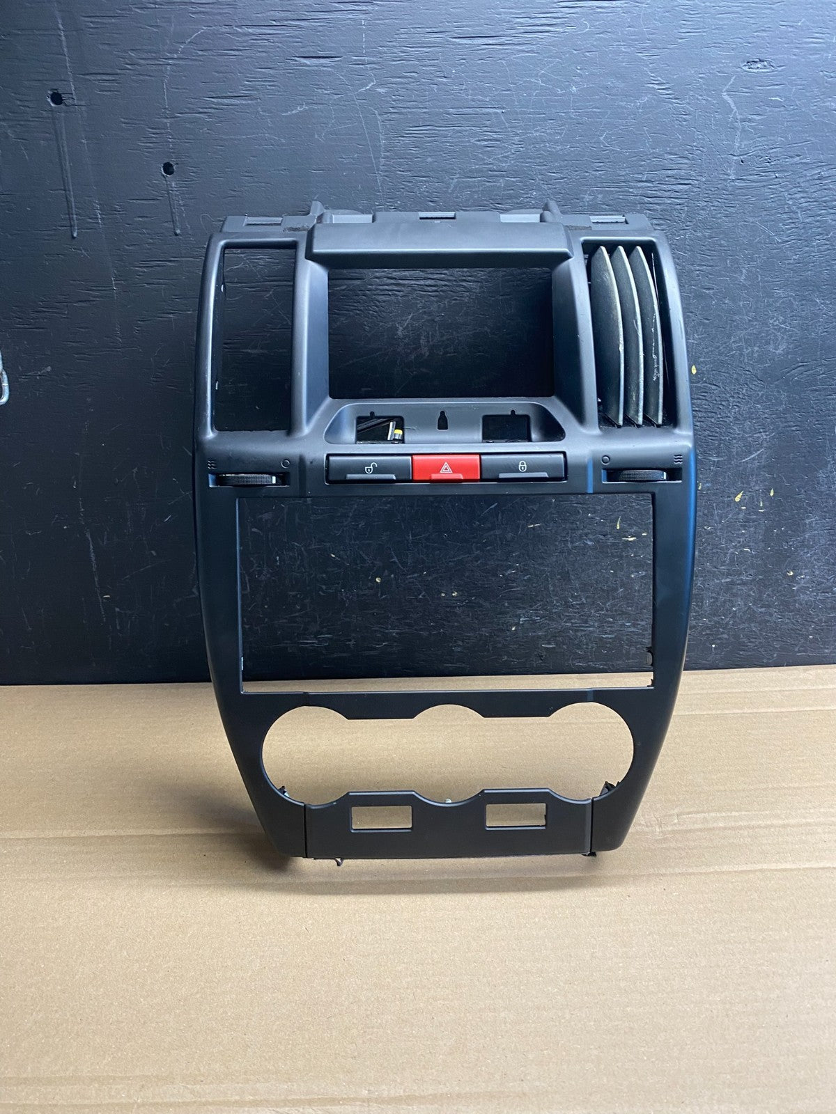 2008-2012 Land Rover LR2 Center Radio Climate Dash Air Vent Bezel af6532 DG0