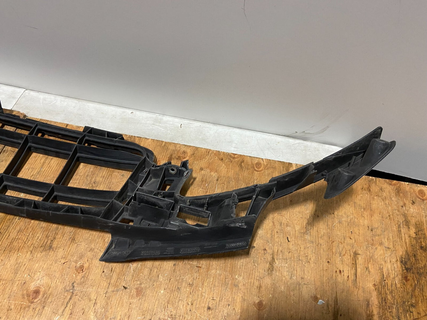 2009 2010 2011 Audi A6 Front Bumper Grille Bracket Retainer O16484