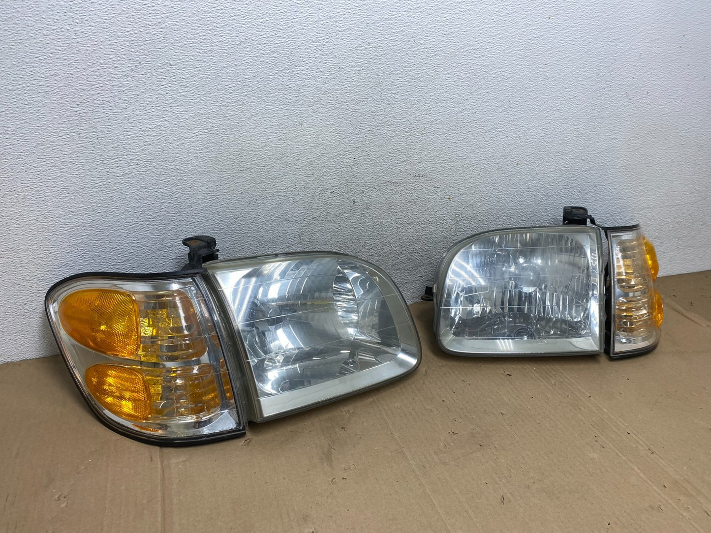 2001-2004 Toyota Sequoia Left+Right Side Halogen Headlights AE9105 DW2