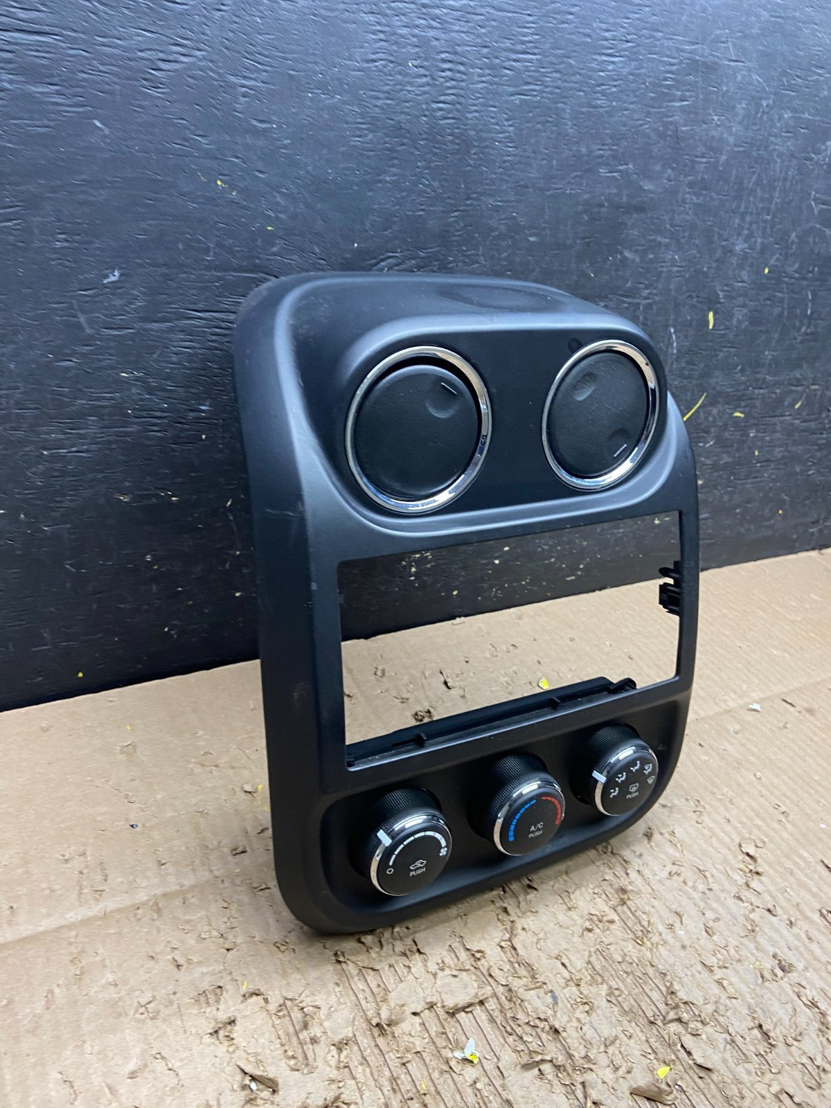 2011 to 2017 Jeep Compass Dash Climate Temperature Control Radio Bezel W0063 DG2