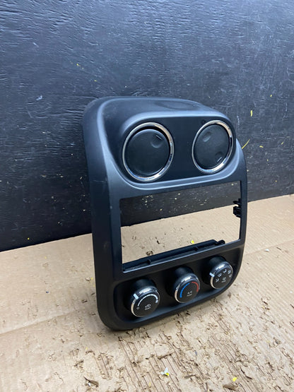 2011 to 2017 Jeep Compass Dash Climate Temperature Control Radio Bezel W0063 DG2