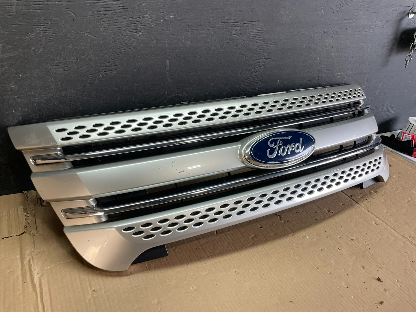 2011 to 2015 Ford Explorer Upper Front Grill Grille AE3610 DG2