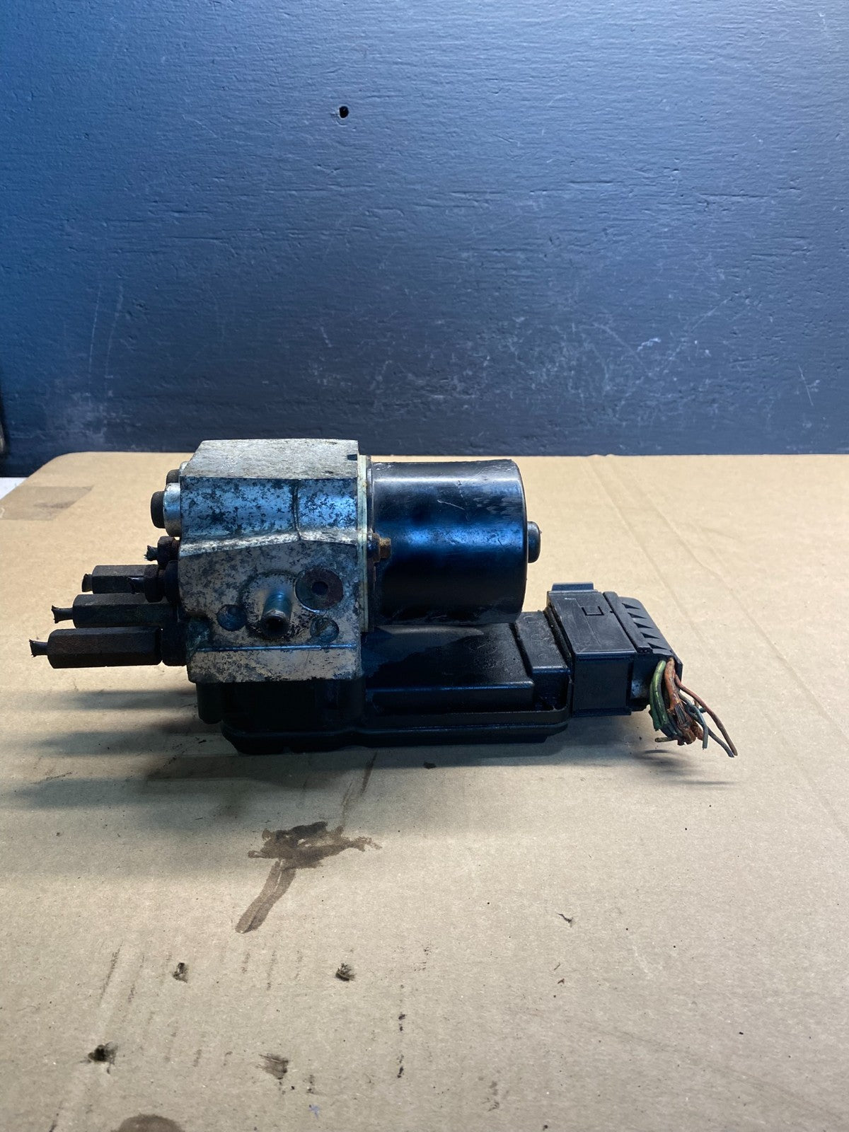 1999 to 2000 Ford F250 F350 SRW ABS Pump Control OEM 2c342c346be ac0941 DG4
