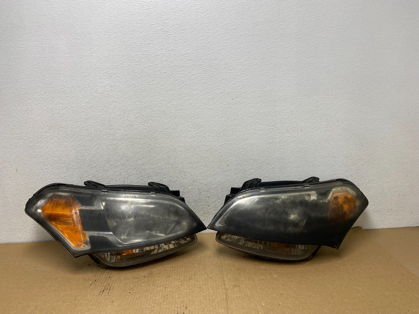 2010 - 2011 Kia Soul Left+Right Headlights Halogen AG2081 DW0