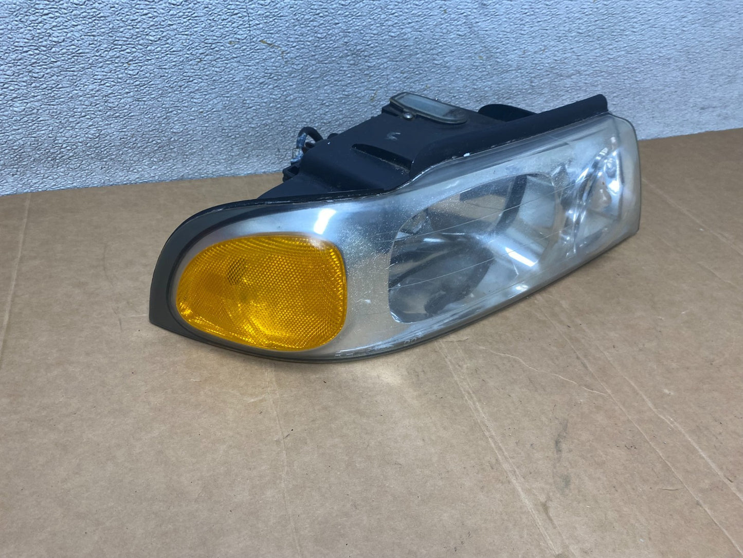 1998 to 2002 Lincoln Navigator Right Passenger Halogen Headlight OEM T1154 DW2