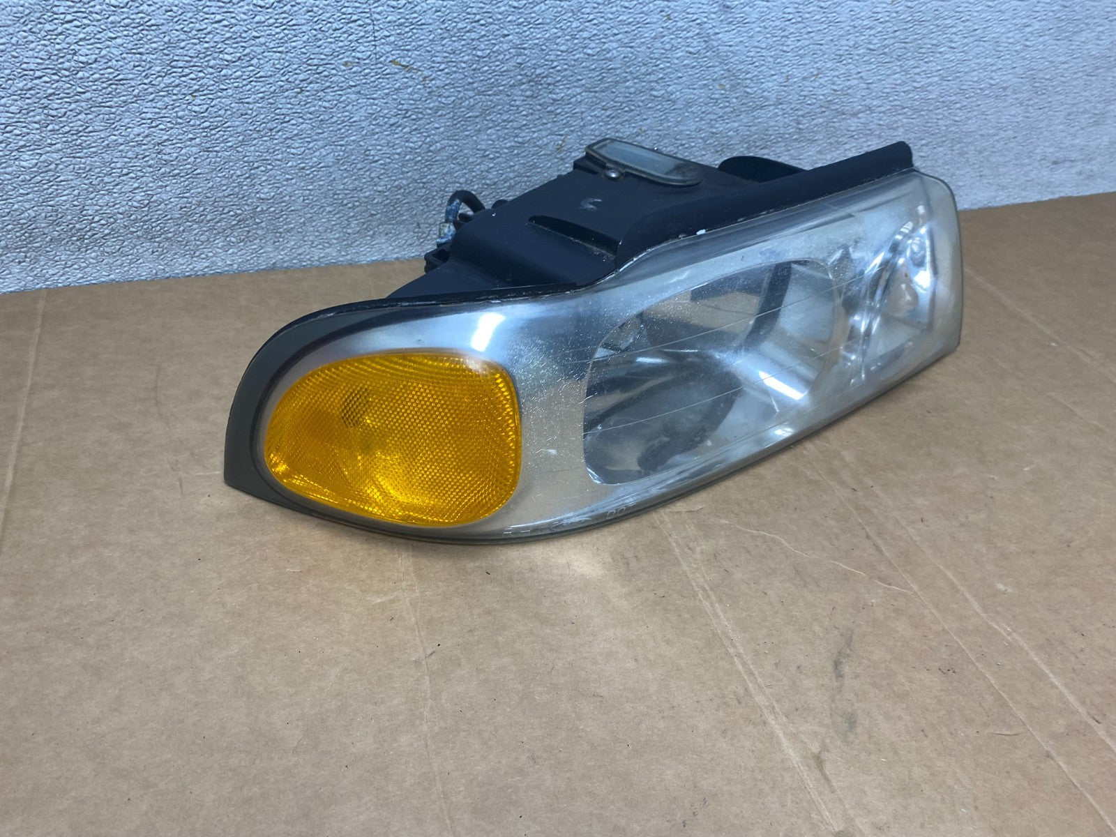 1998 to 2002 Lincoln Navigator Right Passenger Halogen Headlight OEM T1154 DW2