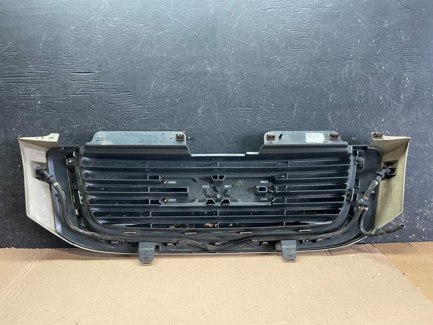 2002 to 2009 Gmc Envoy Front Upper Grill Grille OEM Z8590 DG7