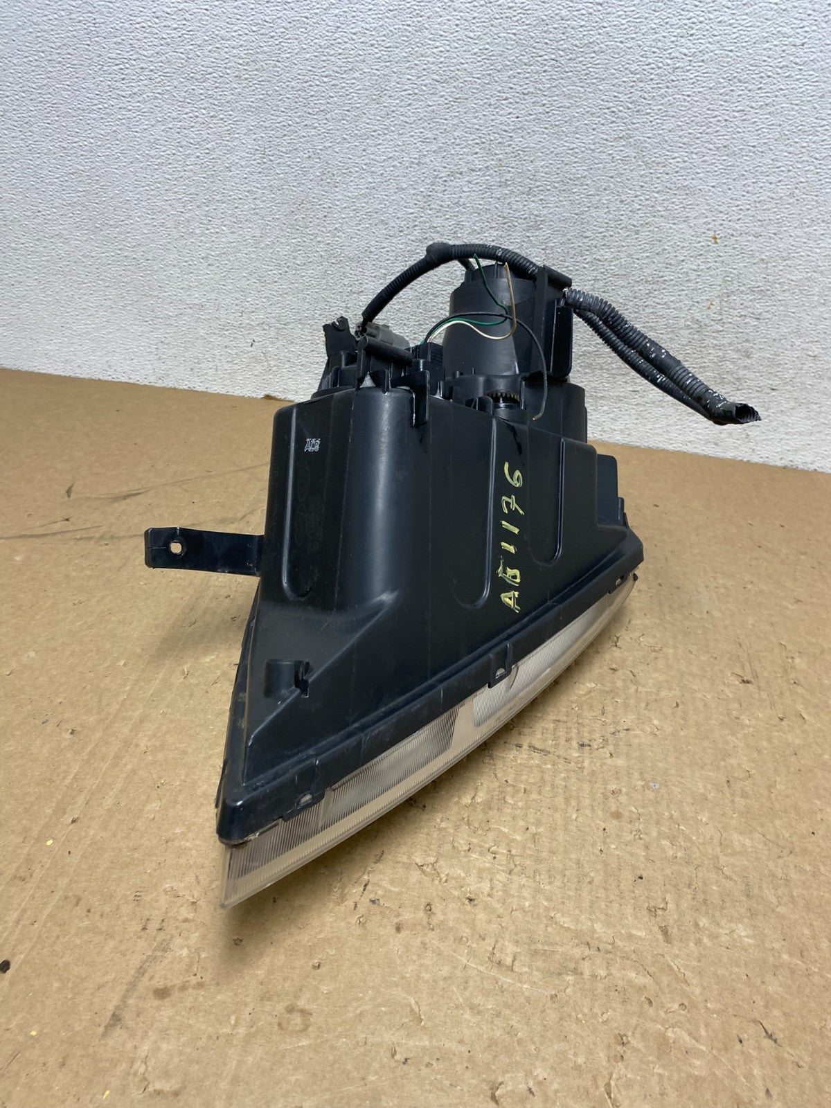 2008-2012 Kia Sedona Right Passenger RH Side Headlight Halogen AG1176 DW10