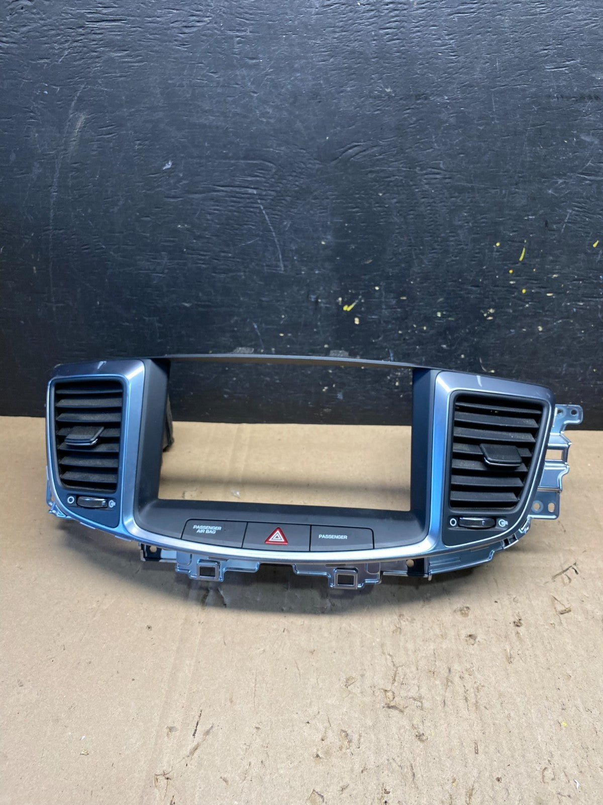 2014 2015 2016 Hyundai Equus Center Dash Radio Bezel Trim Air Vents OEM R8937 DG0
