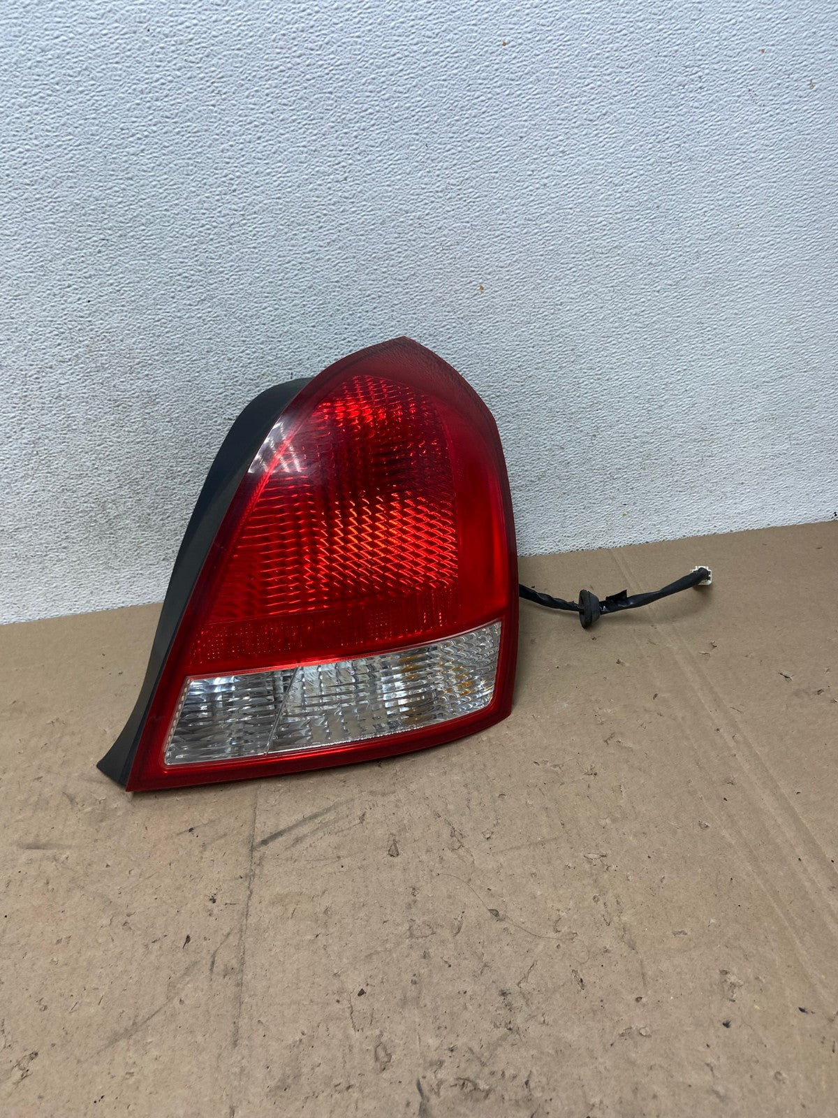 2001 2002 2003 Hyundai Elantra Right Passenger Rh Tail Light AG4968 LK0