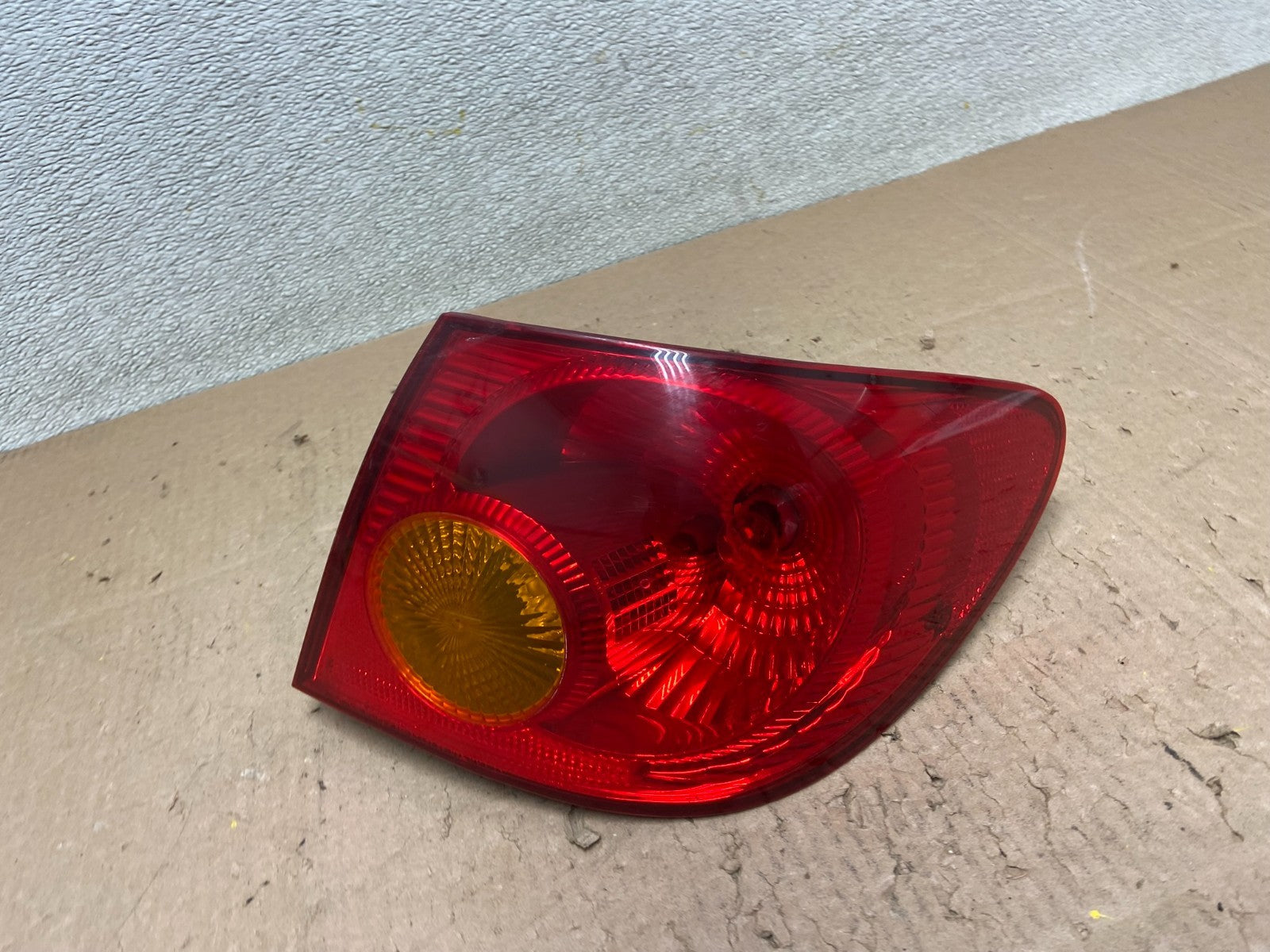 2003 to 2005 Toyota Corolla Right Passenger RH Side Tail Light Oem Y2982 DW0