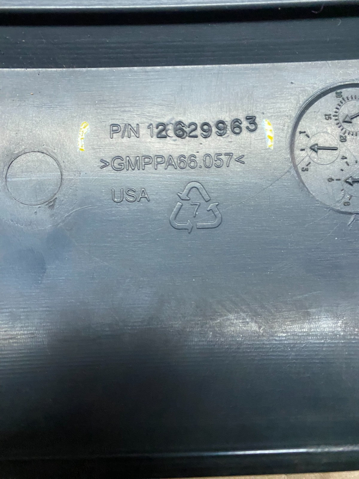 2007 to 2008 GMC Acadia 3.6L VVT Engine Cover Shield OEM v2666 DG8