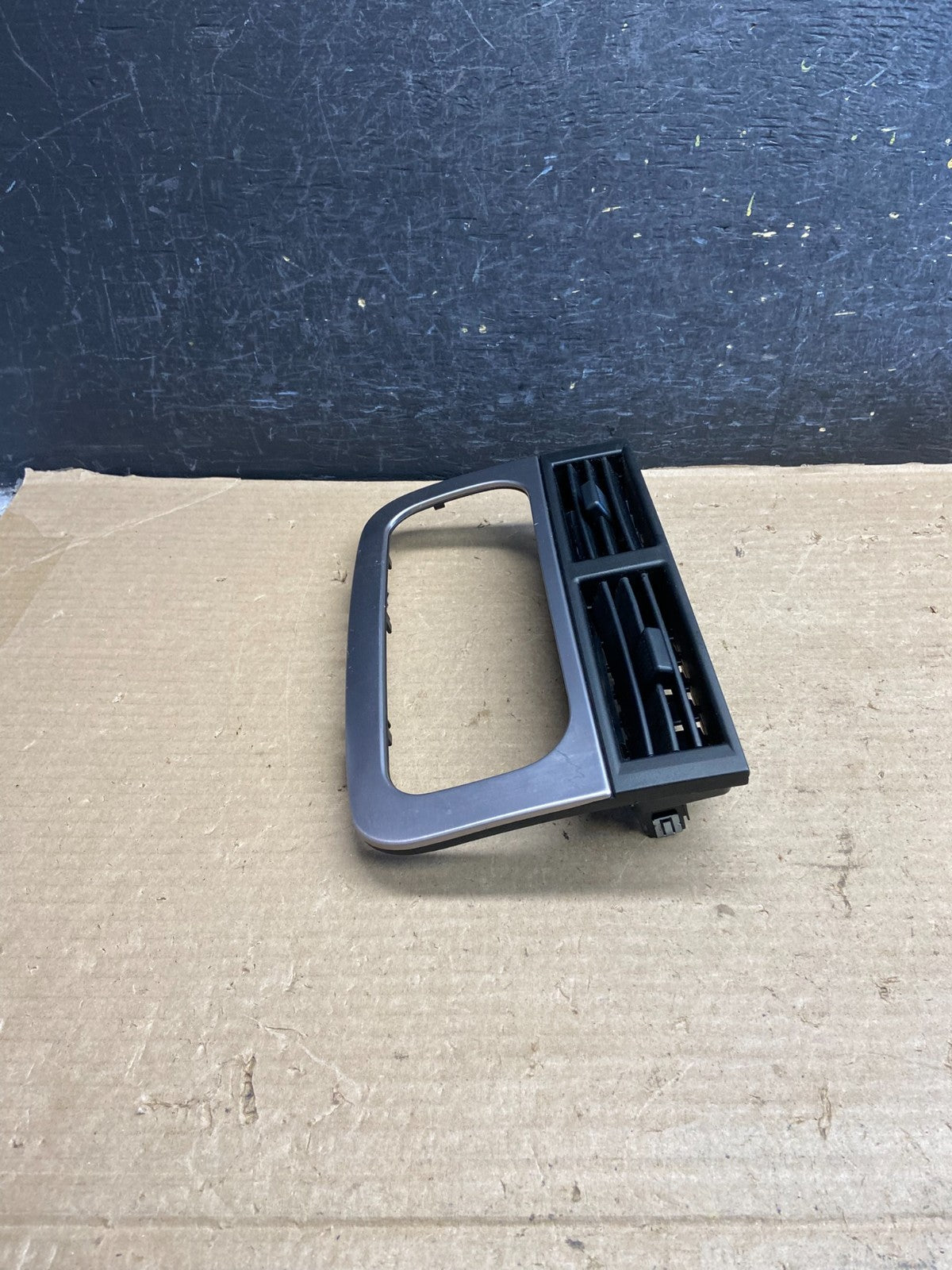 1999 to 2004 Jeep Grand Cherokee Center Dash Radio Bezel Trim ah3947 DG1