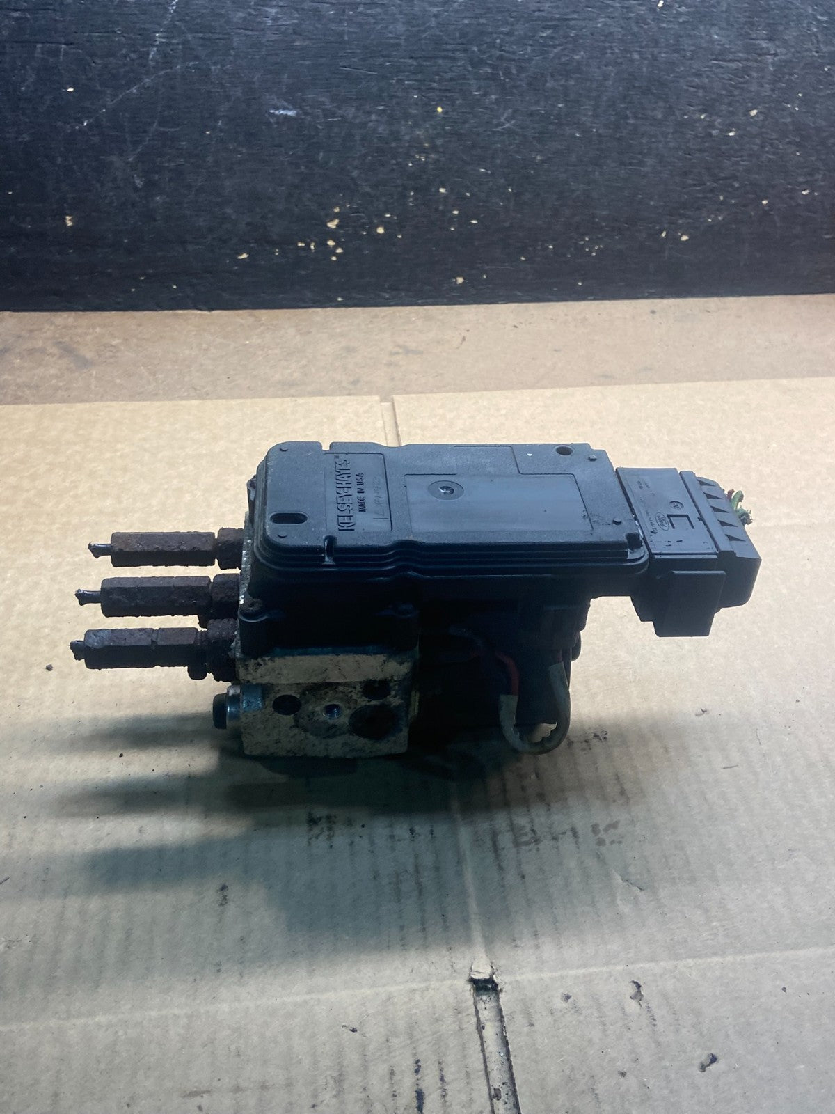 1999 to 2000 Ford F250 F350 SRW ABS Pump Control OEM 2c342c346be y4342 DG4