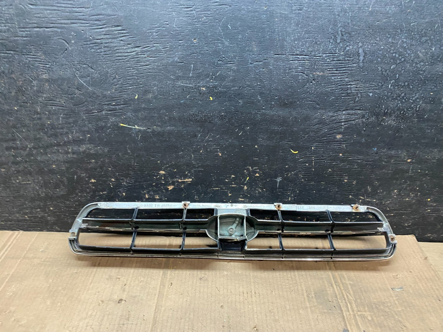 2000 to 2002 Subaru Outback Legacy Center Grille OEM 91121AE010 W2210 DG5