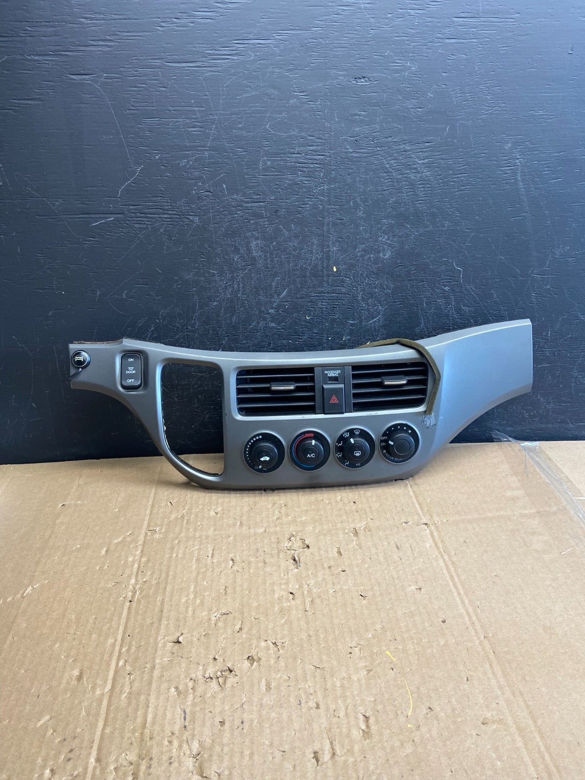 2005 to 2010 Honda Odyssey Radio Climate Control Dash Trim Bezel ad2264 DG0