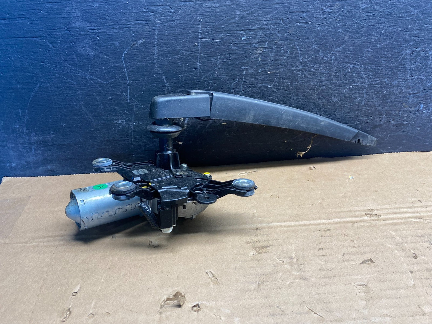 2013-2016 Nissan Pathfinder Back Door Rear Wiper Motor Wiper Blade AD9617 DG1