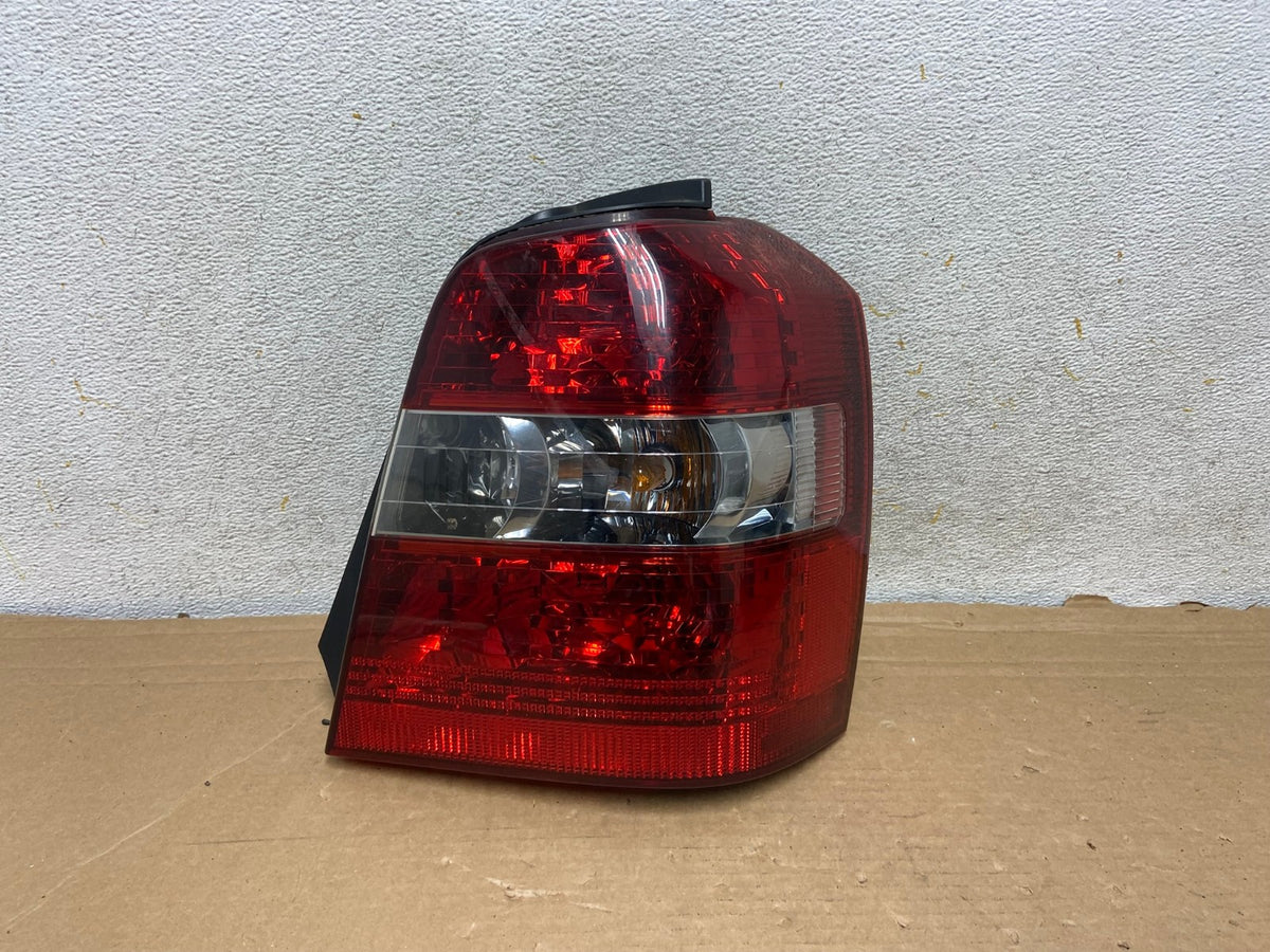2004-2007 Toyota Highlander Right Passenger RH Side Tail Light AH8370 LK0