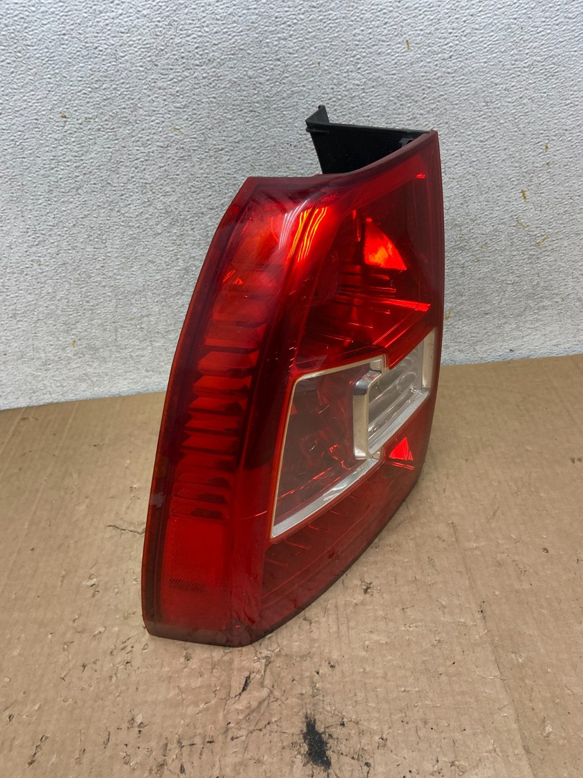 2009 to 2010 Kia Sportage Left Driver Side LH Side Tail Light AI9171 DW2