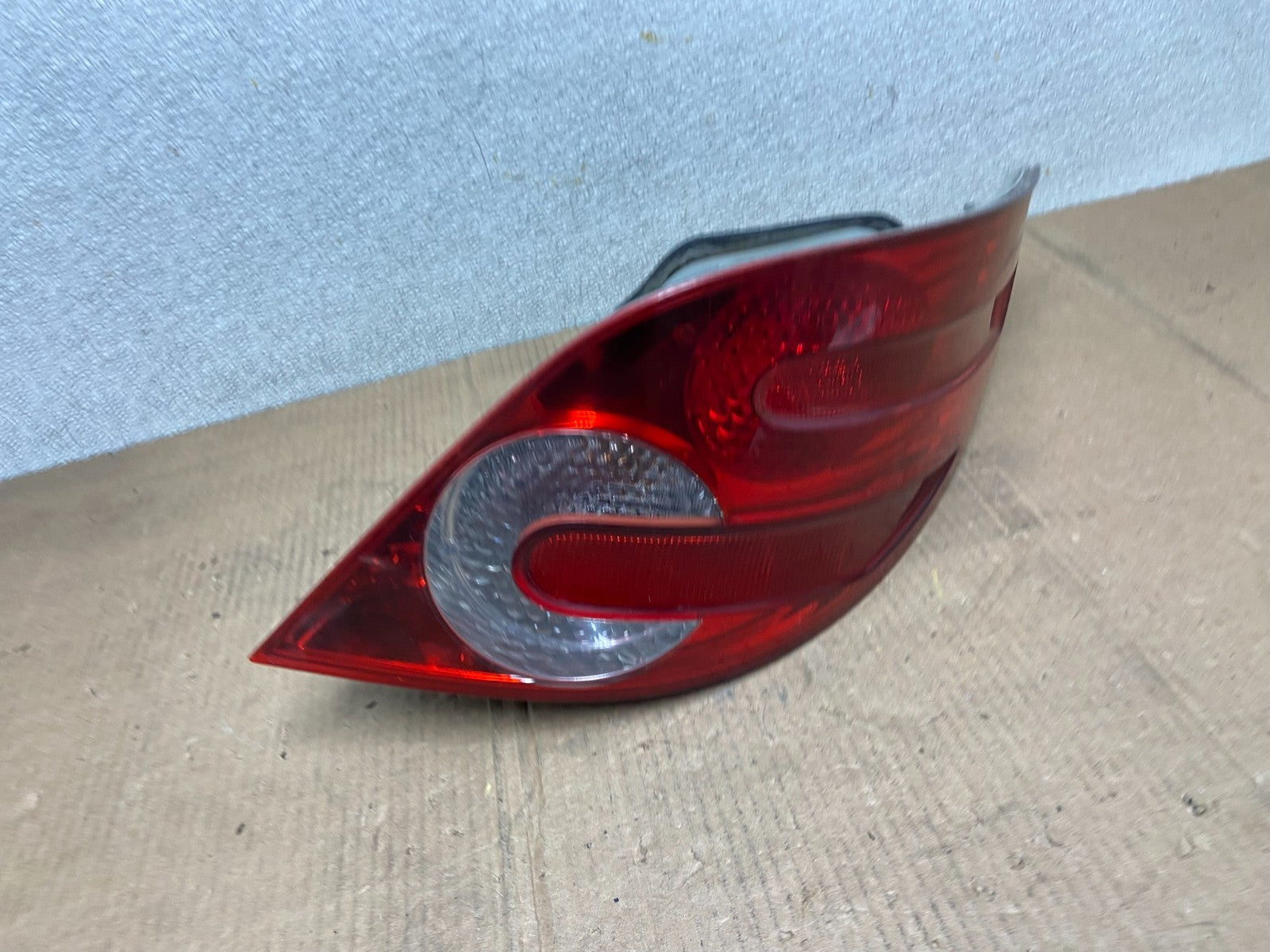 2006 - 2010 Mercedes W251 R-CLASS Right Passenger RH Side Tail Light AA6545 DW2