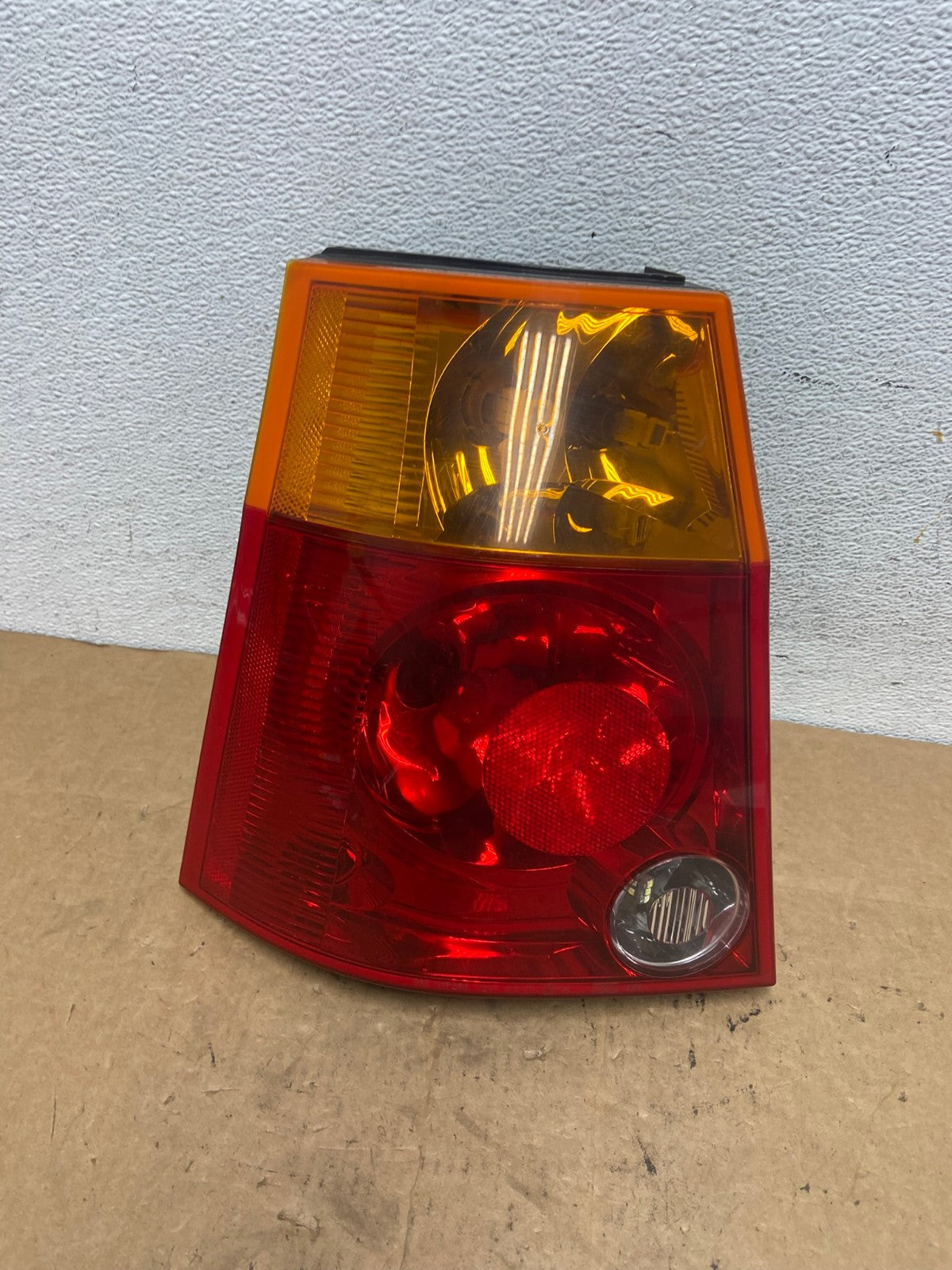 2004 2005 2006 Chrysler Pacifica Left Driver LH Tail Light AD5164 LK0